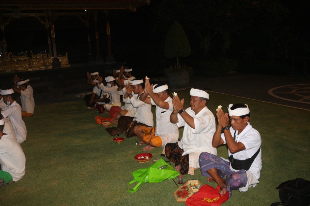 Persembahyangan Bersama Sekaa Tabuh Paiketan Istri (PAKIS) lan Yowana Desa Adat Padang Luwih